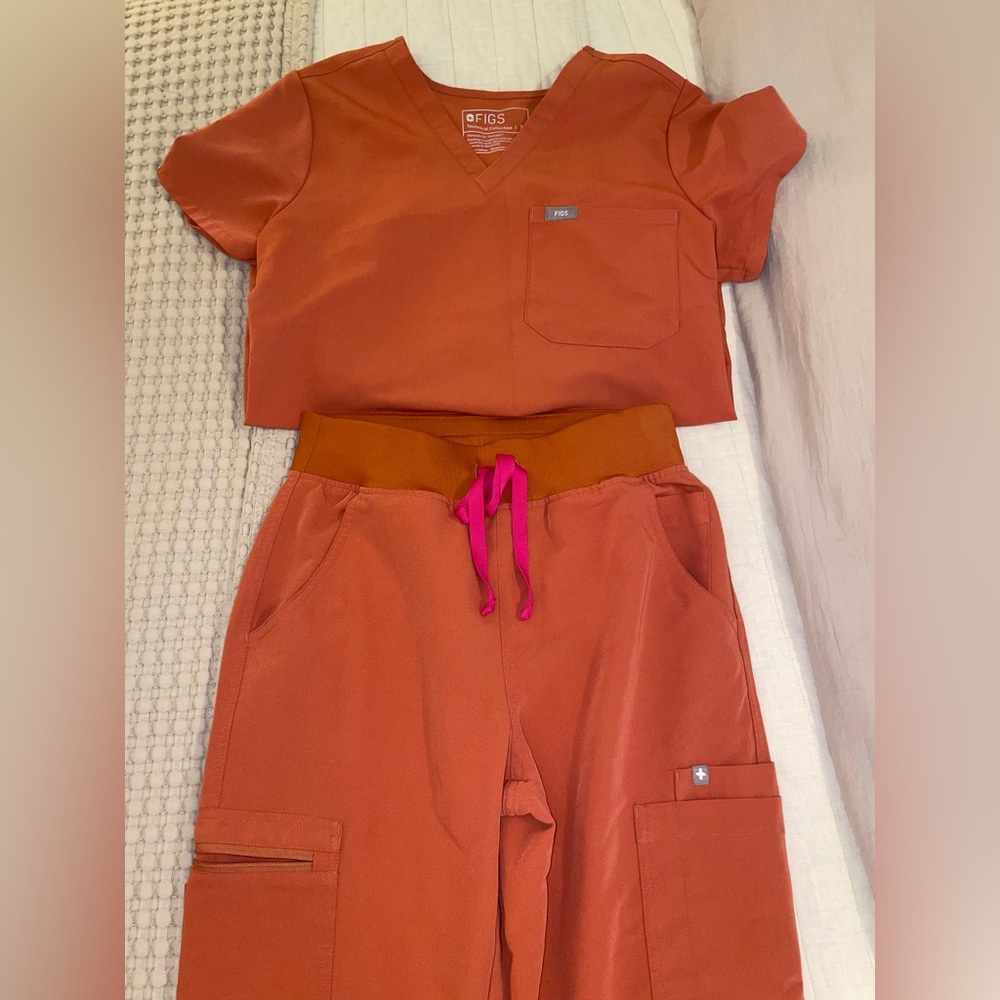 Terra Cotta FIG scrubs- small